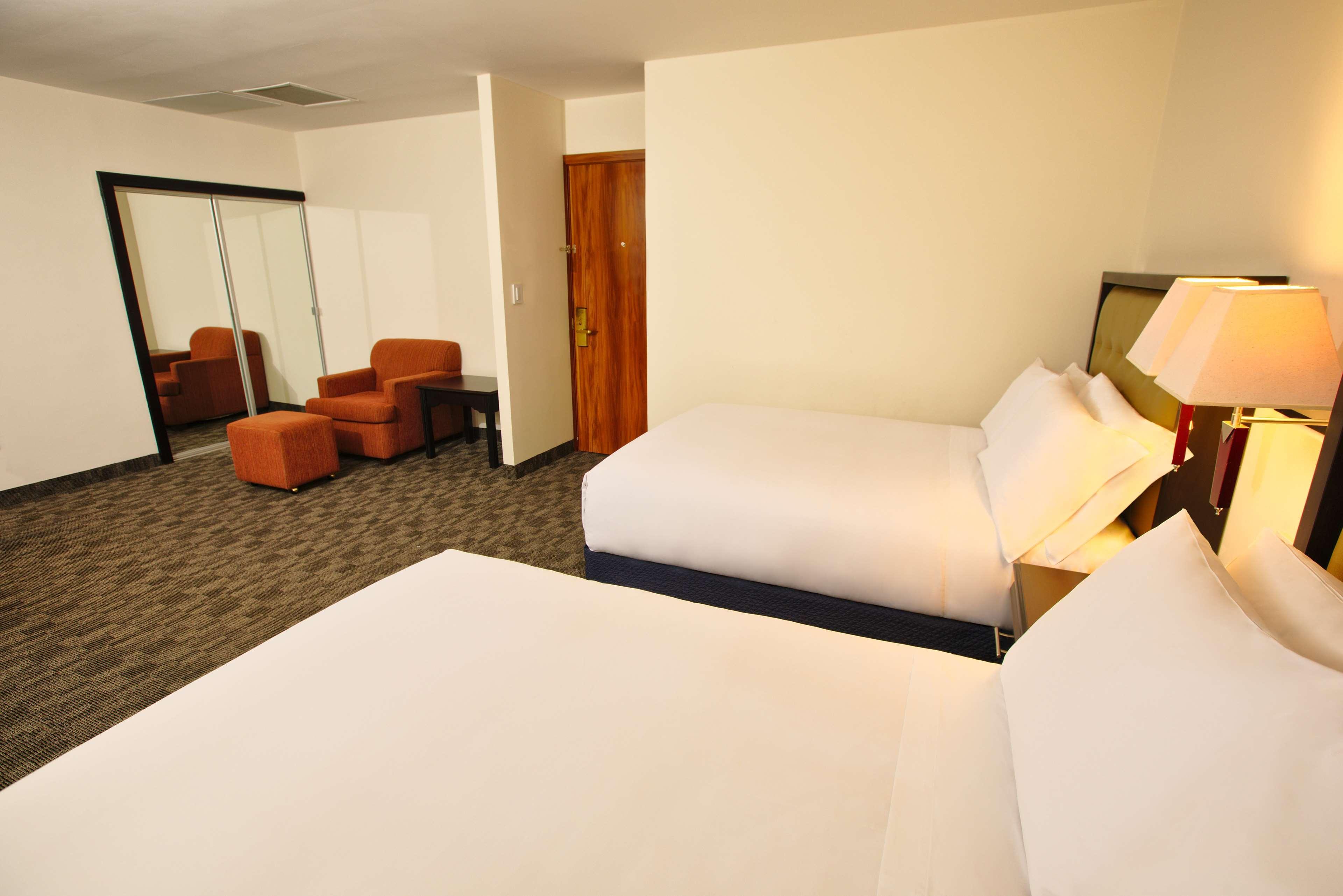 Wyndham Garden Guatemala City Exterior photo A room at the hotel
