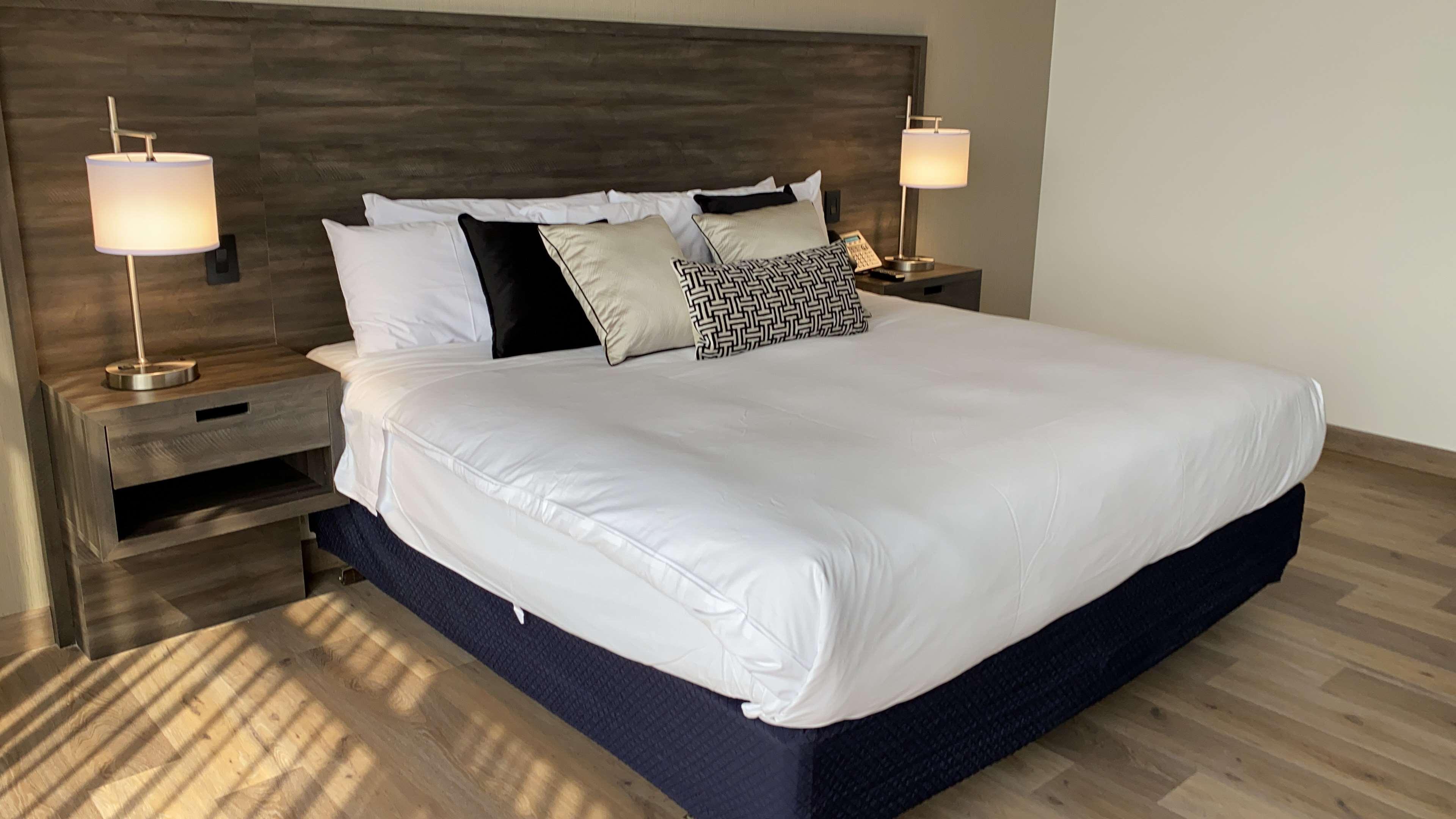Wyndham Garden Guatemala City Exterior photo A bed with a box spring