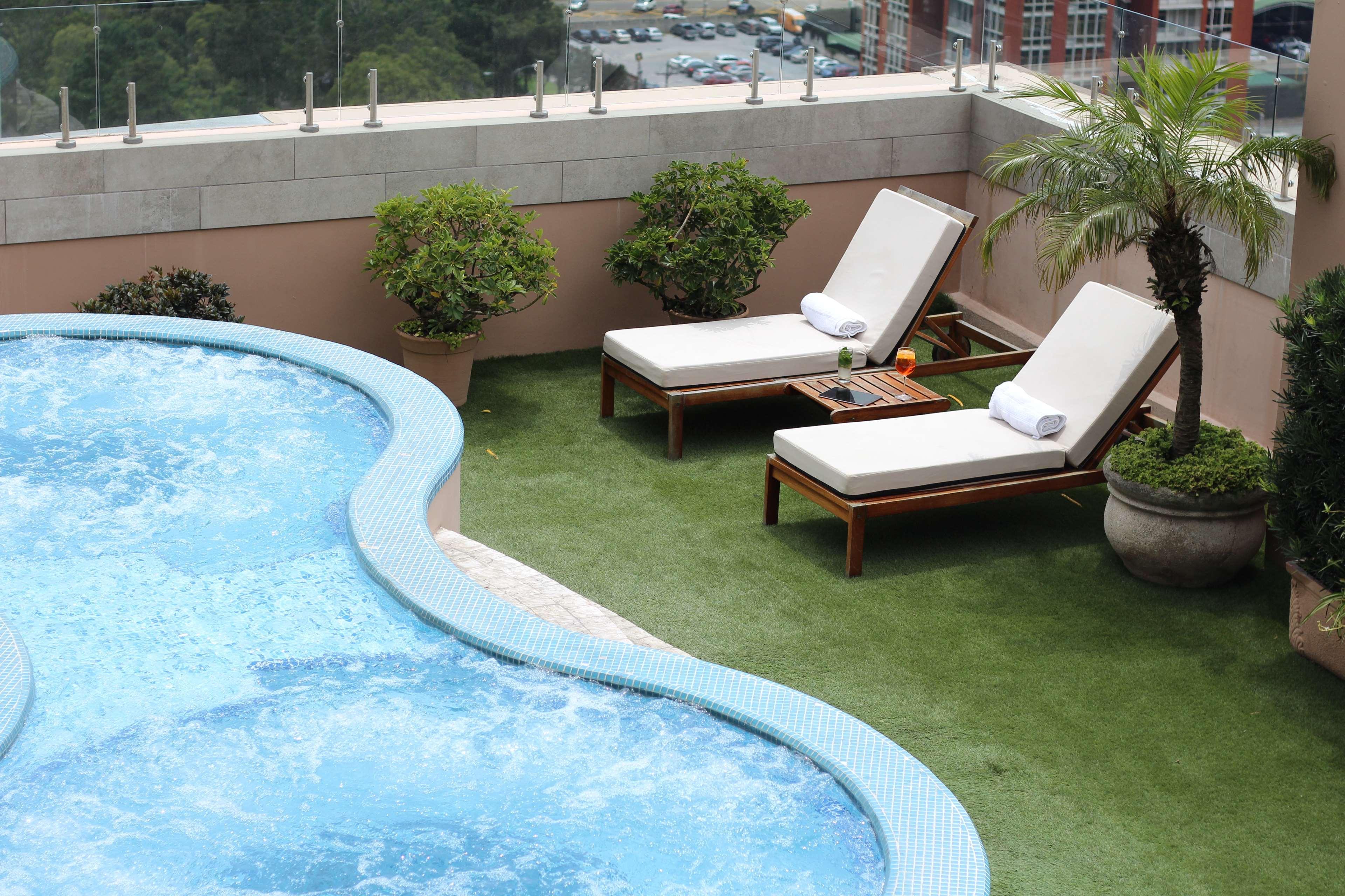 Wyndham Garden Guatemala City Exterior photo Artificial grass at a pool