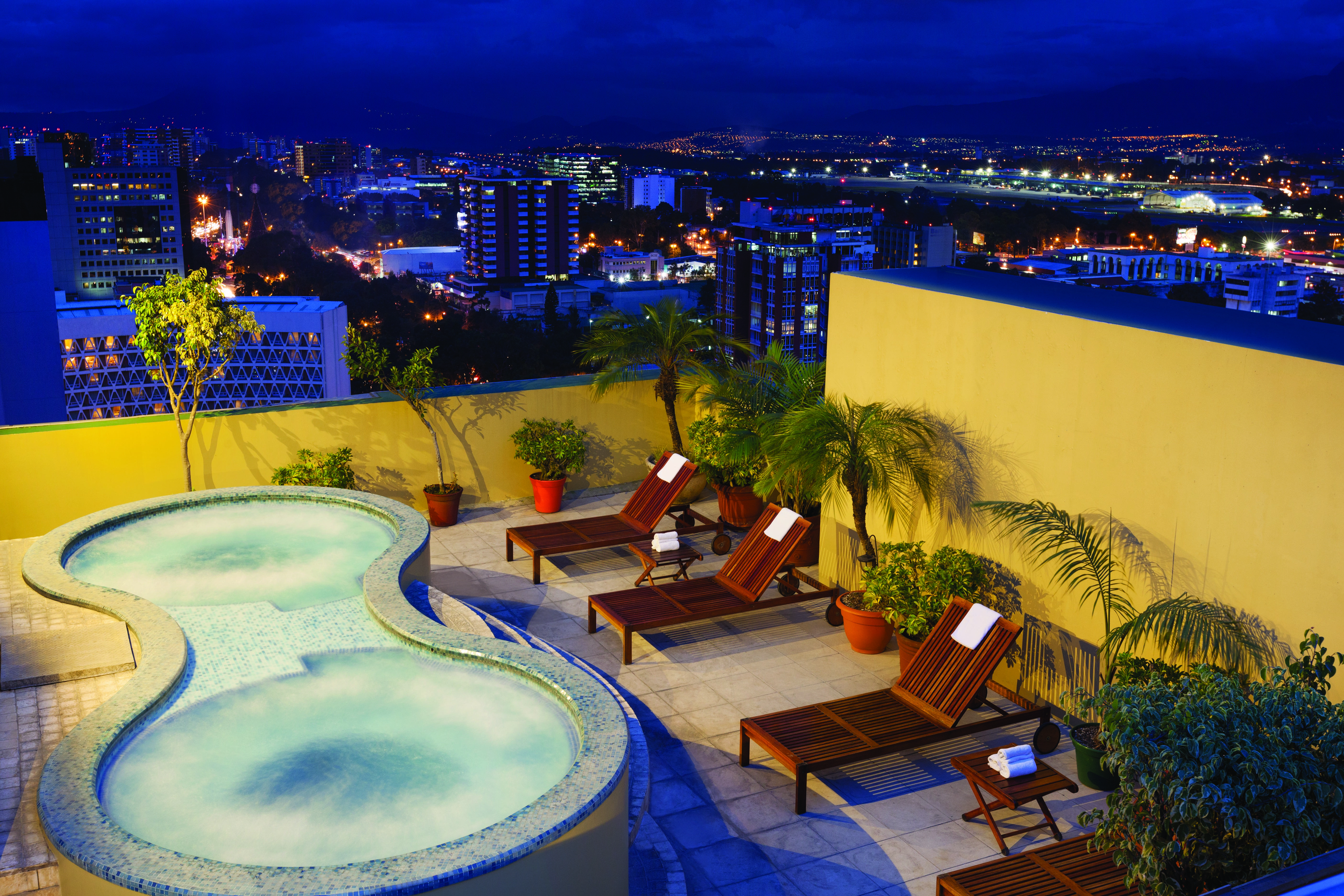Wyndham Garden Guatemala City Exterior photo Rooftop spa at the Hotel El Prado