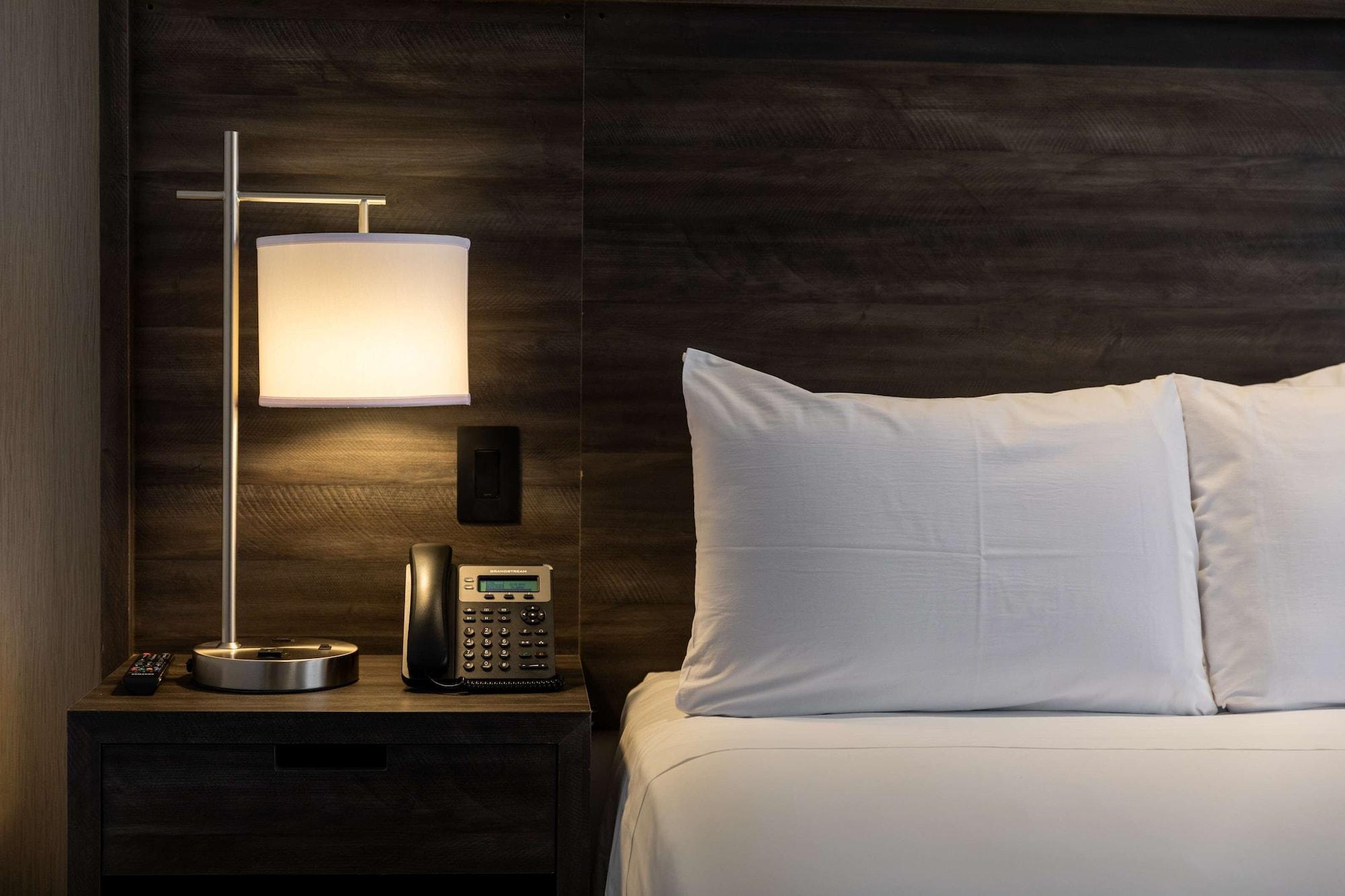 Wyndham Garden Guatemala City Exterior photo A lamp on a bedside table