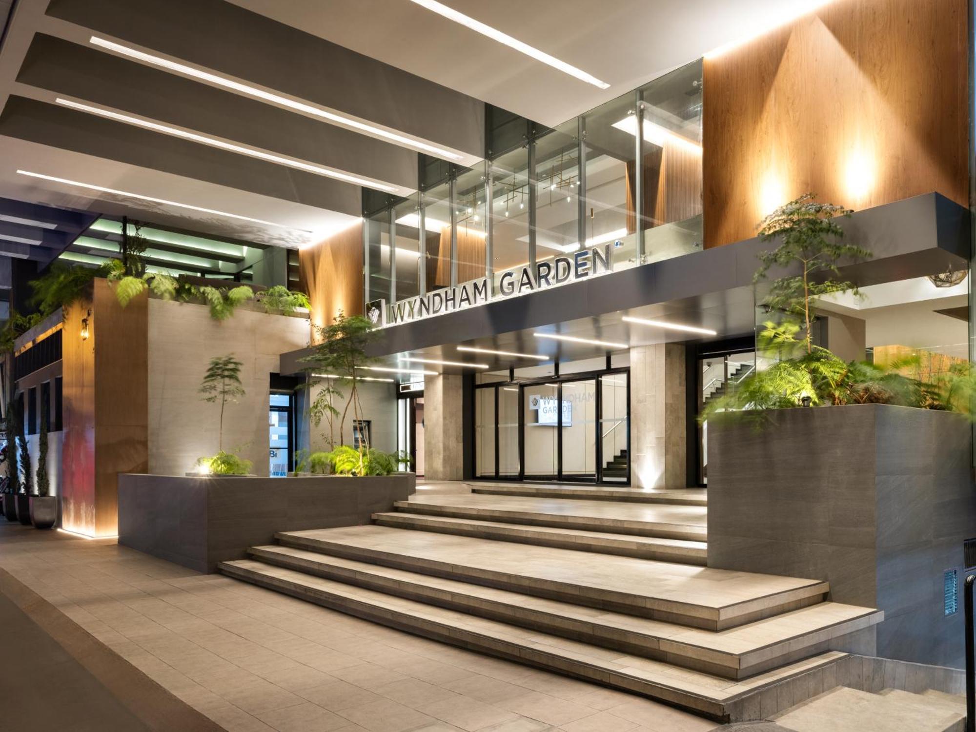 Wyndham Garden Guatemala City Exterior photo Entrance of the Platinum Garden
